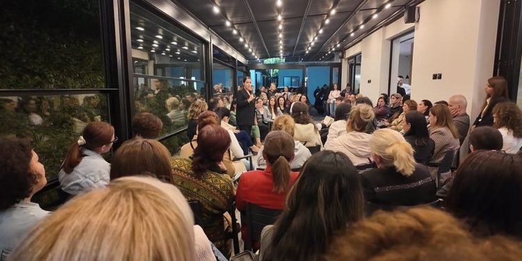 Kandidatja e PS për Tiranën, Manastirliu, zhvillon një takim me mësuesit: Rritim bashkëpunimin për të avancuar zhvillimin e komunitetit.