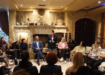 Kandidimi për Bashkinë e Tiranës: Manastirliu në takimin me gratë e Njësisë nr. 9 prezanton planin "Tirana 2030" për një qytet që mbështet fëmijët dhe familjet.