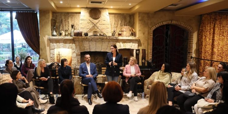 Kandidimi për Bashkinë e Tiranës: Manastirliu në takimin me gratë e Njësisë nr. 9 prezanton planin "Tirana 2030" për një qytet që mbështet fëmijët dhe familjet.