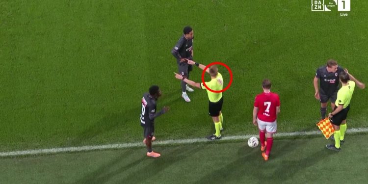 Kaos në Belgjikë: Ndeshja e kampionatit ndërpritet pas sulmit të tifozit ndaj gjyqtarit me një gotë.