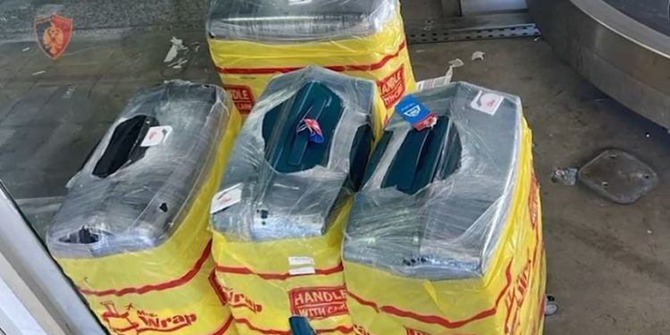 Kapen 4 valixhe me drogë në Rinas, dy kinezë arrestohen për origjinën nga Tajlanda