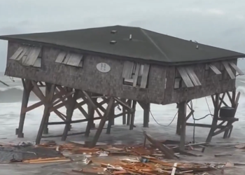 Karolina e Veriut, dallgët e Atlantikut shembin gjashtë shtëpi