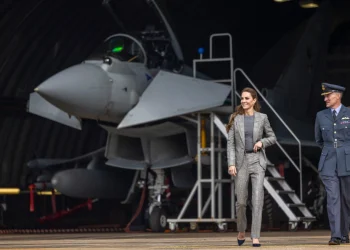 Kate Middleton viziton një bazë ushtarake, duke u paraqitur me taka të larta pranë një avioni luftarak.