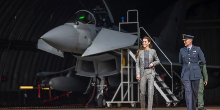 Kate Middleton viziton një bazë ushtarake, duke u paraqitur me taka të larta pranë një avioni luftarak.