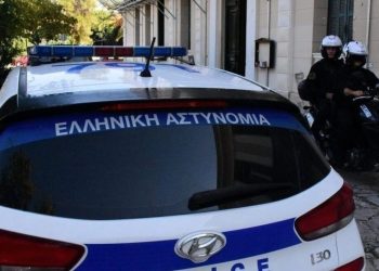 Katër persona të ndaluar afër kufirit shqiptar me 43 kilogramë kanabis, me një vlerë që kalon 680 mijë euro.