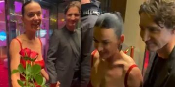 Katy Perry dhe Justin Trudeau zyrtarizojnë lidhjen e tyre romantike me daljen e parë publike në Paris.