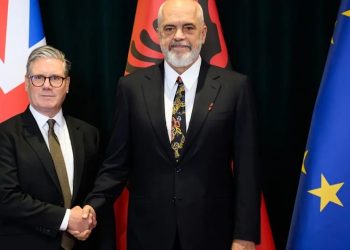 Keir Starmer sfidon Farage, mbështet Ramën në çështjen e emigrantëve: Kritik për Shqipërinë në vend që të promovonte bashkëpunimin.