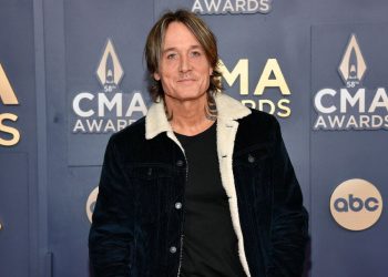 Keith Urban shfaqet pa unazën e martesës pas lajmërimit të ndarjes nga Nicole Kidman.