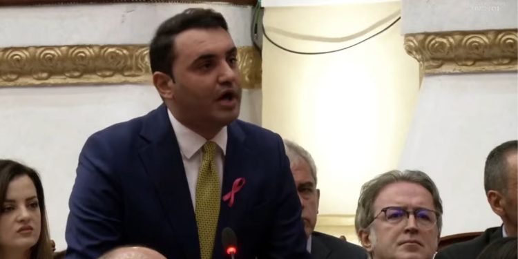 Këlliçi i bën thirrje ministres Koçiu: Ju shkarkuat zv.ministrin për konsumim duhani, por nuk merrni përgjegjësi për vrasjen e gjyqtarit.