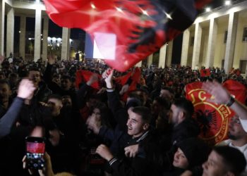 Këngë, valle dhe atmosfera festive/ Tifozët e Tiranës ngjyrosin sheshin “Italia” në kuqezi (Video)