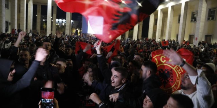 Këngë, valle dhe atmosfera festive/ Tifozët e Tiranës ngjyrosin sheshin “Italia” në kuqezi (Video)