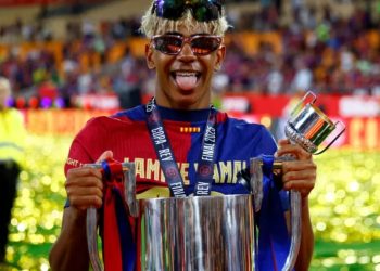 Këngëtari i ri nën presionin e Barcelonës dhe Spanjës për shkak të lidhjes me një këngëtare 7 vite më të madhe, darkave të nënës së tij me vlerë 800 euro dhe autografëve të paguar.