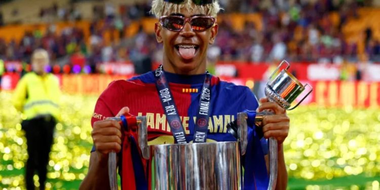 Këngëtari i ri nën presionin e Barcelonës dhe Spanjës për shkak të lidhjes me një këngëtare 7 vite më të madhe, darkave të nënës së tij me vlerë 800 euro dhe autografëve të paguar.