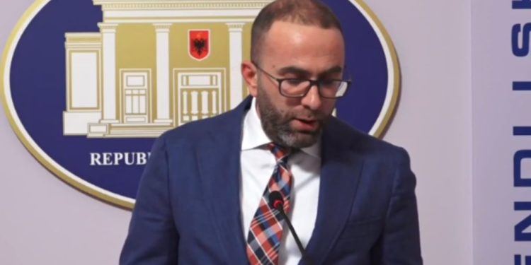 Kërkesa për largimin e presidentit Begaj, Gazment Bardhi: Ka shkelur Kushtetutën dhe ka ndërhyrë…