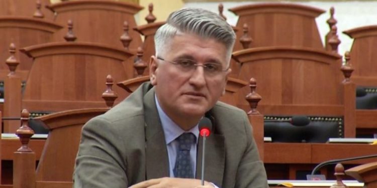 Kërkesë për ndjesë publike: Emri i Enver Hoxhës në email-et e Kuvendit, Agron Gjekmarkaj akuzon PS-në për prani të hetuesve të komunizmit në grupin e saj