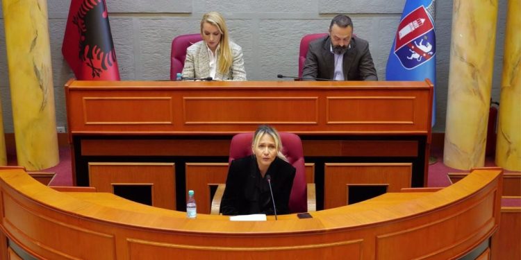 Këshilli Bashkiak i Tiranës diskuton për ndalimin e monopatinave, Ristani: Vendimi nuk ka ardhur nga bashkia