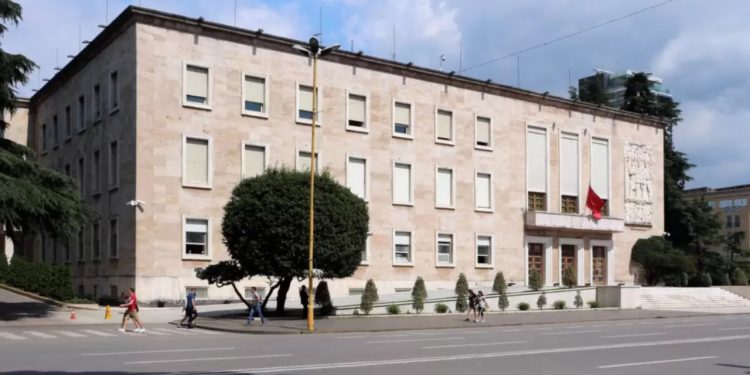 Këshilli i Ministrave miraton ndryshimet në përbërjen e institucioneve dhe shkarkon dy prefektë, publikon emrat e zëvendësuesve.