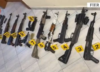 Këtu është zbuluar baza kriminale në Fier, e cila shërbente si 'arsenal' armësh, ku janë sekuestruar automatikë, silenciatorë dhe pistoleta.