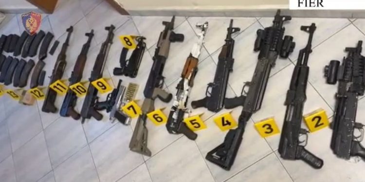 Këtu është zbuluar baza kriminale në Fier, e cila shërbente si 'arsenal' armësh, ku janë sekuestruar automatikë, silenciatorë dhe pistoleta.