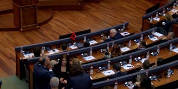 Kolaps buxhetor në Kosovë, ekspertët i bëjnë thirrje presidentes Osmani: Gjej zgjidhje, ose vendi do të ndalojë funksionimin deri në janar.