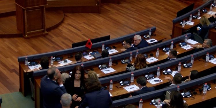 Kolaps buxhetor në Kosovë, ekspertët i bëjnë thirrje presidentes Osmani: Gjej zgjidhje, ose vendi do të ndalojë funksionimin deri në janar.