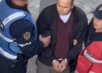 Kolegu i vrarë gjatë orarit të punës, arma e krimit e sekuestruar në lokalin e Komunës së Parisit.