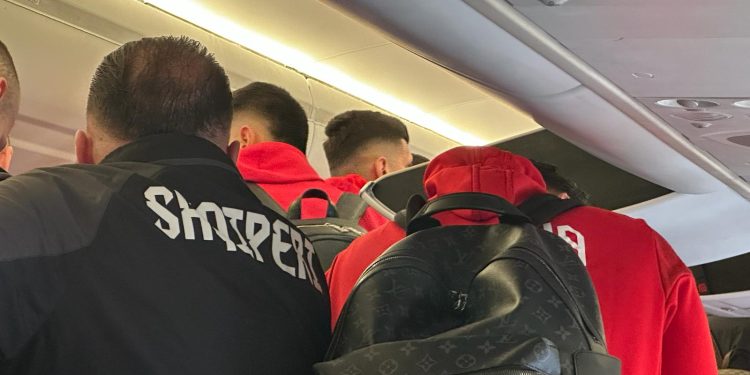 Kombëtarja arrin në Serbi: Pa ndalesa dhe me masa të rrepta sigurie