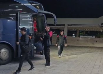 Kombëtarja shqiptare arrin në hotelin në Nish nën masa të rrepta sigurie

Shqipëria përballet me Serbinë në një ndeshje vendimtare, ku një fitore e mundshme do t'i ofronte një shtysë më të madhe ekipit të drejtuar nga Sylvinho në përpjekjen për të siguruar vendin e dytë që çon në Play Off-in e Botërorit 2026.