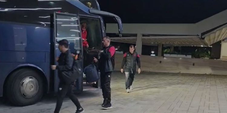 Kombëtarja shqiptare arrin në hotelin në Nish nën masa të rrepta sigurie
Shqipëria përballet me Serbinë në një ndeshje vendimtare, ku një fitore e mundshme do t'i ofronte një shtysë më të madhe ekipit të drejtuar nga Sylvinho në përpjekjen për të siguruar vendin e dytë që çon në Play Off-in e Botërorit 2026.