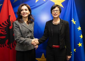 Komisionerja Marta Kos takon Spiropalin përpara "Murit të Zgjerimit" në Bruksel: Shqipëria si shembull suksesi, mbështetje për përpjekjet drejt përfundimit të negociatave deri në vitin 2027.