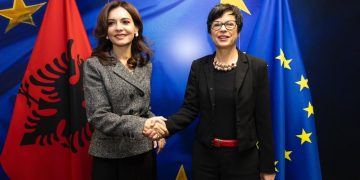 Komisionerja Marta Kos takon Spiropalin përpara "Murit të Zgjerimit" në Bruksel: Shqipëria si shembull suksesi, mbështetje për përpjekjet drejt përfundimit të negociatave deri në vitin 2027.