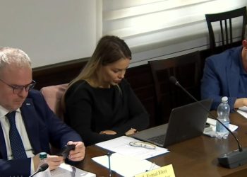 Komisioni i Ekonomisë: Braçe kritikon situatën, metalurgët po e lënë profesionin për të punuar si kamerierë, ndërsa bujqit po zbresin në rolin e sanitareve. Shqipëria nuk realizon më eksporte.