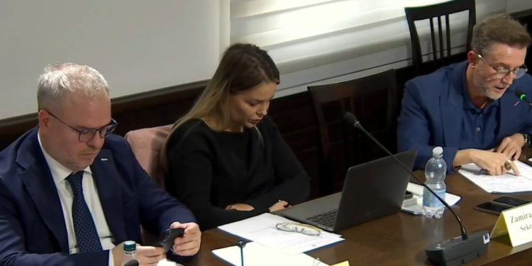 Komisioni i Ekonomisë: Braçe kritikon situatën, metalurgët po e lënë profesionin për të punuar si kamerierë, ndërsa bujqit po zbresin në rolin e sanitareve. Shqipëria nuk realizon më eksporte.