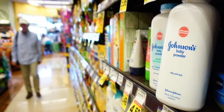 Kompania Johnson & Johnson obligohet të paguajë 966 milionë dollarë dëmshpërblim pas vdekjes nga kanceri i shkaktuar nga pluhuri i talkut.