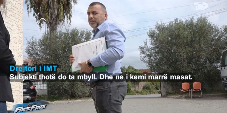 Komshiu ndërtuon mur pa leje dhe hap derë pranë dritareve, IMT pengon qytetaren: Dera do të mbyllet.