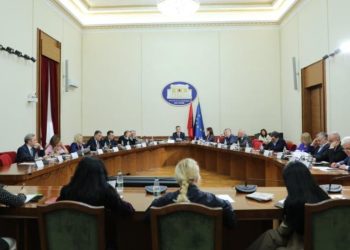 Konferenca e Kryetarëve hapet me përplasje mendimesh, opozita kërkon shpalljen e gjyqtarit Astrit Kalaja si Dëshmor Atdheu: Një minutë heshtje nuk është e mjaftueshme.