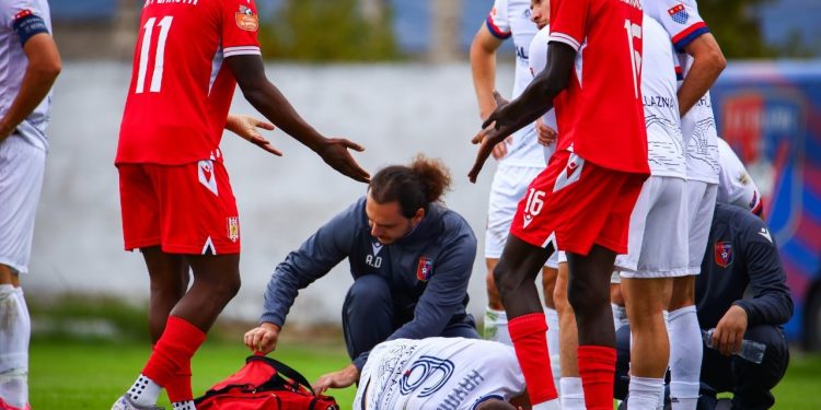 Konflikti i rëndë gjatë përballjes Bylis-Vllaznia, tre tifozë nën hetim për hedhjen e objekteve të forta në fushë