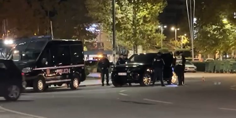 Kontroll i menjëhershëm në zonën e Skelës në Vlorë, pas aksidentit fatal që çoi në vdekjen e një të riu 17-vjeçar, fillon inspektimi i automjeteve luksoze.