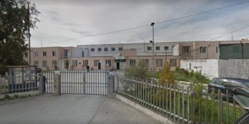 Kontroll i papritur në burgun e Durrësit, zbulohen 5 telefona celularë të fshehur në dushe.