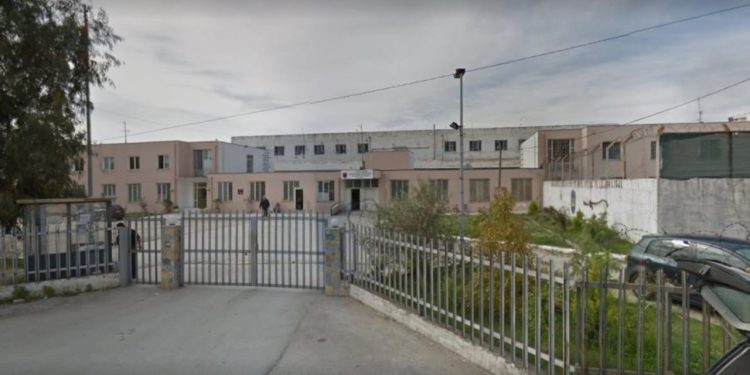 Kontroll i papritur në burgun e Durrësit, zbulohen 5 telefona celularë të fshehur në dushe.