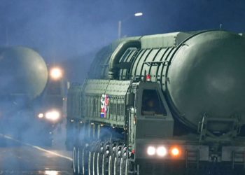 “Koreanët shfaqin raketat balistike në një paradë ushtarake në kuadër të sistemit strategjik bërthamor më të avancuar.”