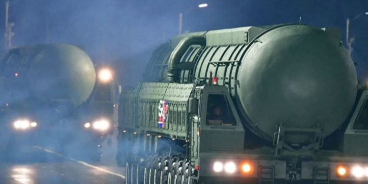 “Koreanët shfaqin raketat balistike në një paradë ushtarake në kuadër të sistemit strategjik bërthamor më të avancuar.”