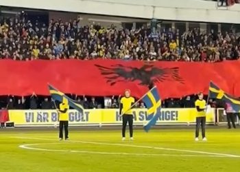 Kosova arrin një fitore historike ndaj Suedisë, Rama shpërndan pamje nga momenti i valëvitjes së flamurit shqiptar në stadium