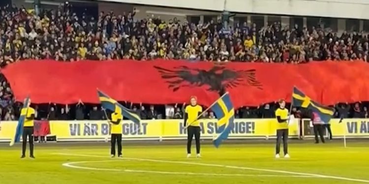 Kosova arrin një fitore historike ndaj Suedisë, Rama shpërndan pamje nga momenti i valëvitjes së flamurit shqiptar në stadium