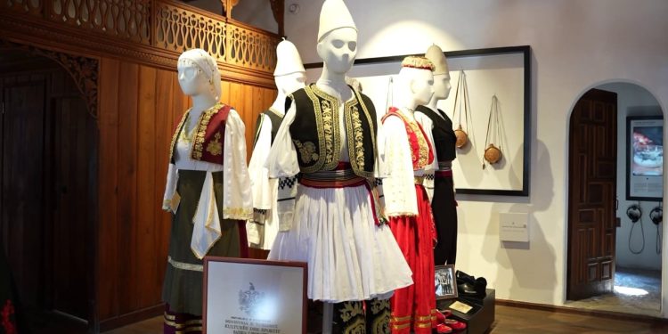 Kostumet tradicionale të Gjirokastrës/ Veshjet e rajonit integrohen në Muzeun Etnografik për të mbështetur turizmin.