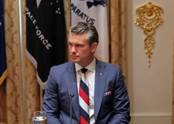 “Kreu i Kremlinit feston, ndërsa amerikanët shprehin shqetësim” / Sekretari i Mbrojtjes vishet me ngjyrat e flamurit rus gjatë takimit me Zelenskyn