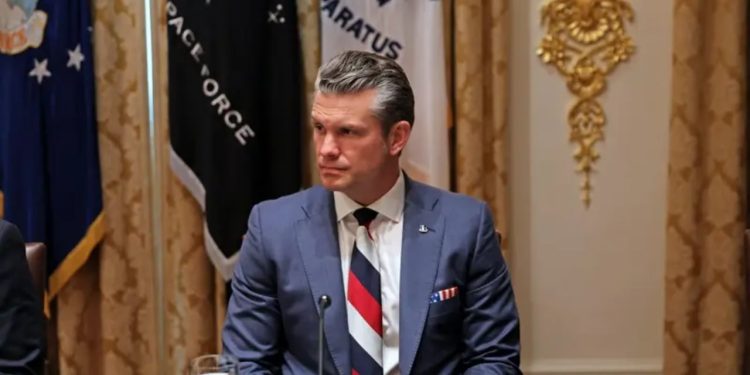 “Kreu i Kremlinit feston, ndërsa amerikanët shprehin shqetësim” / Sekretari i Mbrojtjes vishet me ngjyrat e flamurit rus gjatë takimit me Zelenskyn