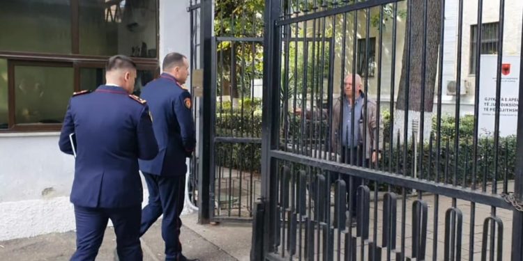 Kreu i Policisë së Shtetit dhe ai i Tiranës arrijnë në Gjykatën e Apelit për një seancë lidhur me masat e sigurisë.