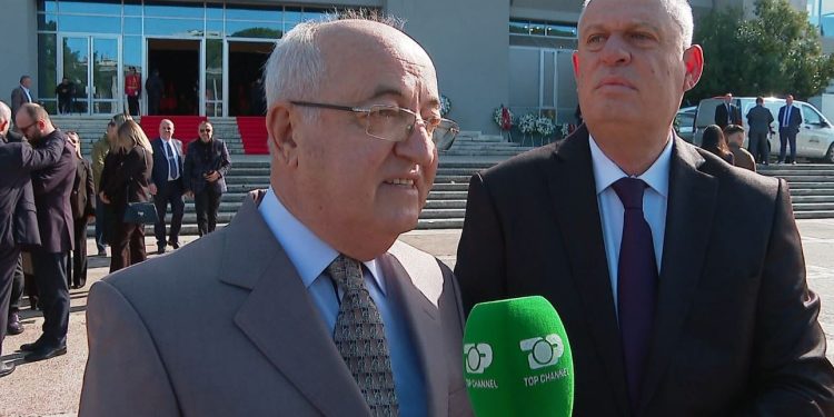 Kreu i shoqatës 'Tirana' në homazhet për gjyqtarin e vrarë: Nuk ka shërim pa një reformë të thellë pronash, qeveria duhet ta marrë seriozisht këtë çështje!