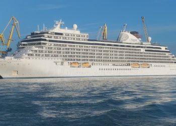 Kroçiera luksoze arrin në portin e Durrësit, duke pasur një kapacitet prej të paktën 700 pasagjerësh.